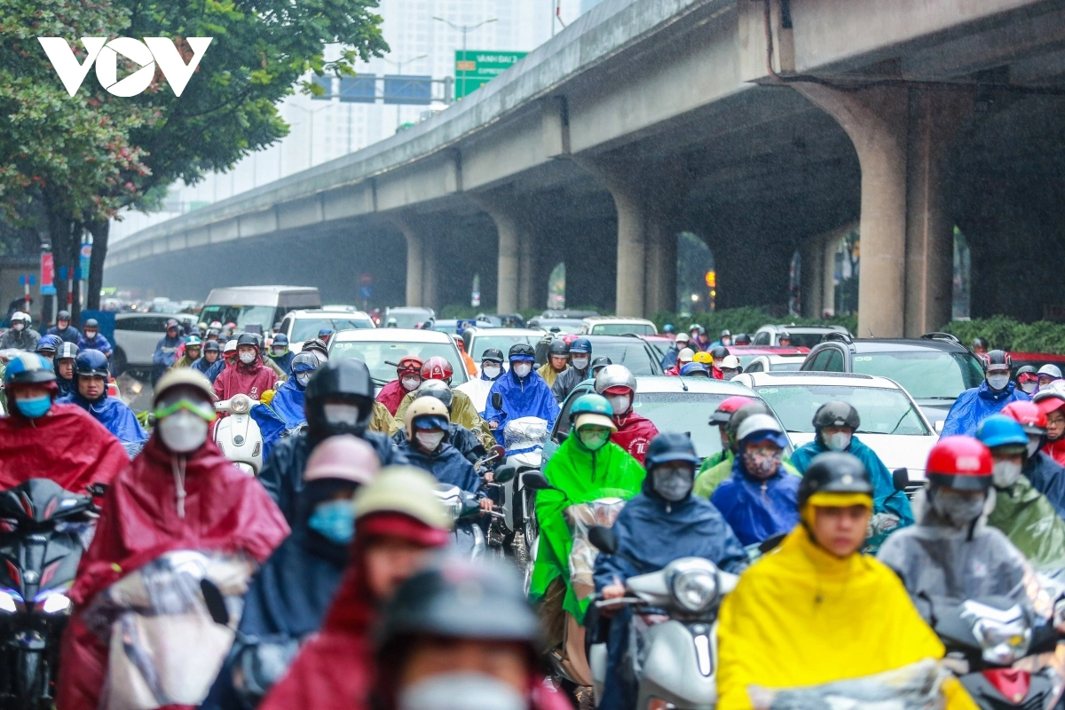 Ngày đầu nghỉ lễ, người dân đội mưa rời Hà Nội về nghỉ Tết Dương lịch 2024